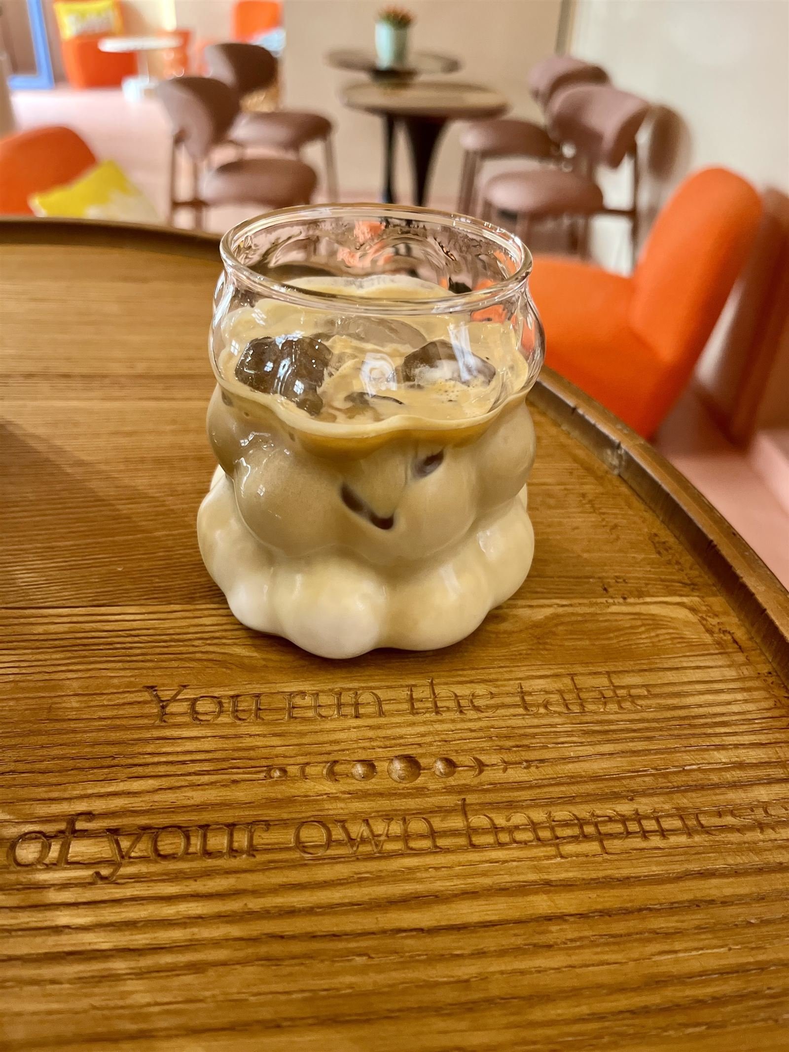 Iced latte în pahar nor